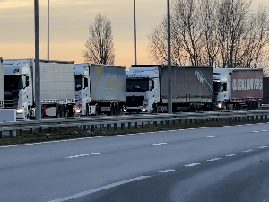И камионџије из Србије и БиХ вечерас разматрају прекид блокада; Брисел предлаже 