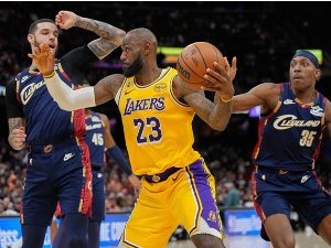 Лејкерси изгубили са 30 разлике у Кливленду, Џејмс заплакао у свом некадашњем дому
