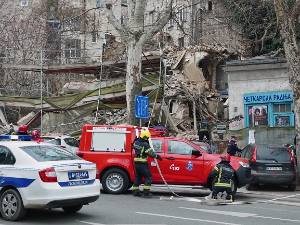 Срушио се део напуштене куће у Улици Џорџа Вашингтона – без повређених, оштећени аутомобили