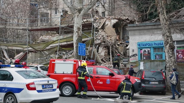 Срушио се део напуштене куће у Улици Џорџа Вашингтона – без повређених, оштећени аутомобили