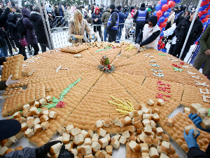 Традиционално ломљење чеснице са 33 златника испред Храма Светог Саве