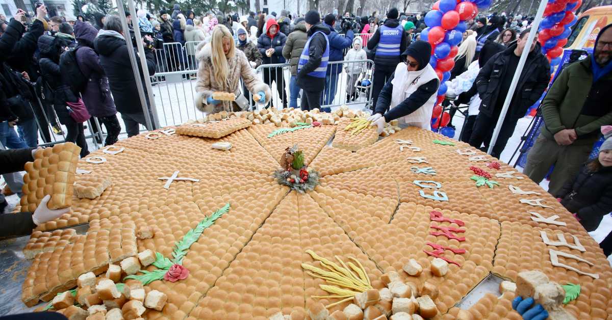 Традиционално ломљење чеснице са 33 златника испред Храма Светог Саве