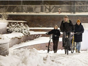 Олуја оковала део Европе – север и запад Француске без струје, регион се бори са поплавама и ледом