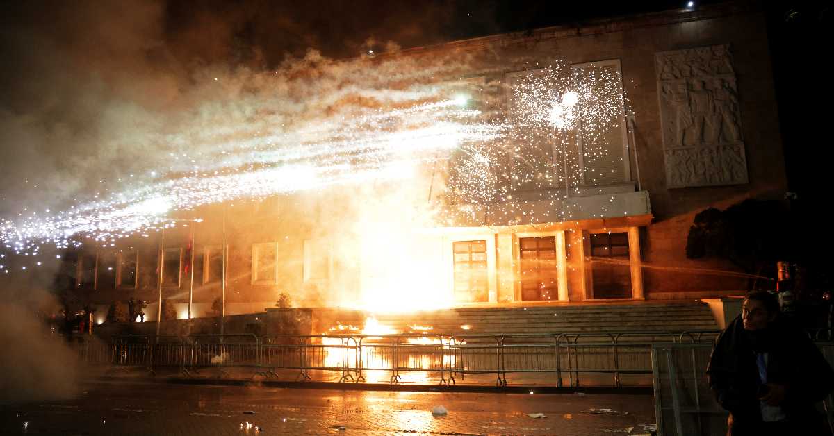 Нереди пред Рамином канцеларијом у Тирани – водени топови против Молотовљевих коктела