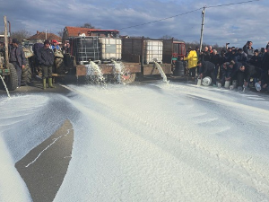 Млекари и пољопривредници блокирали Ибарску магистралу код Мрчајеваца – млеко просуто на пут