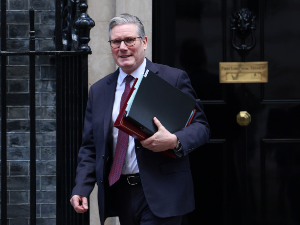 Афера Менделсон и Епстин ― како Стармер преживљава политичку кризу у Великој Британији