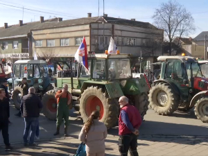 Протест пољопривредника у Богатићу, млекари у Мрчајевцима настављају блокаду Ибарске магистрале