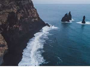 Затворена смртоносна Црна плажа на Исланду – све је краћа због "таласа убица" и јаких ветрова 