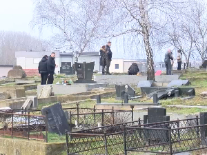 Зимске задушнице – порушени споменици и тужне слике на православним гробљима на КиМ