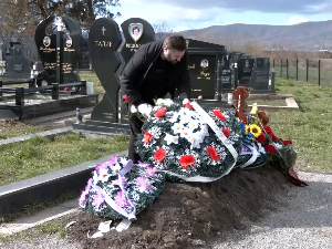 Поново скинута српска застава са гробља у Скуланеву код Липљана