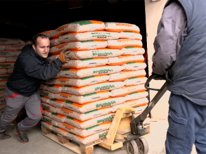 На пелет се чека у редовима – продаја на џакове, цена готово двоструко виша него летос