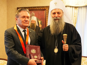 Патријарх Порфирије уручио орден Алексеју Лихачову, добротвору Српске православне цркве