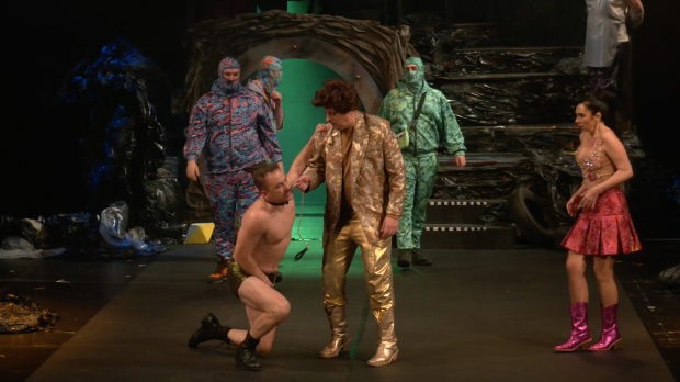 Од уличара до тиранина – савремено читање „Краља Ибија“ на сцени Београдског драмског