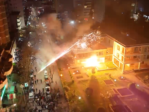 Поново водени топови и сузавац на протесту у Тирани, запаљена вила Енвера Хоџе 