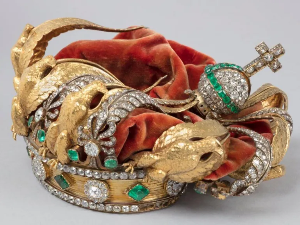 Згњечена, али нетакнута – круна француске царице Евгеније коју су лопови испустили током пљачке Лувра