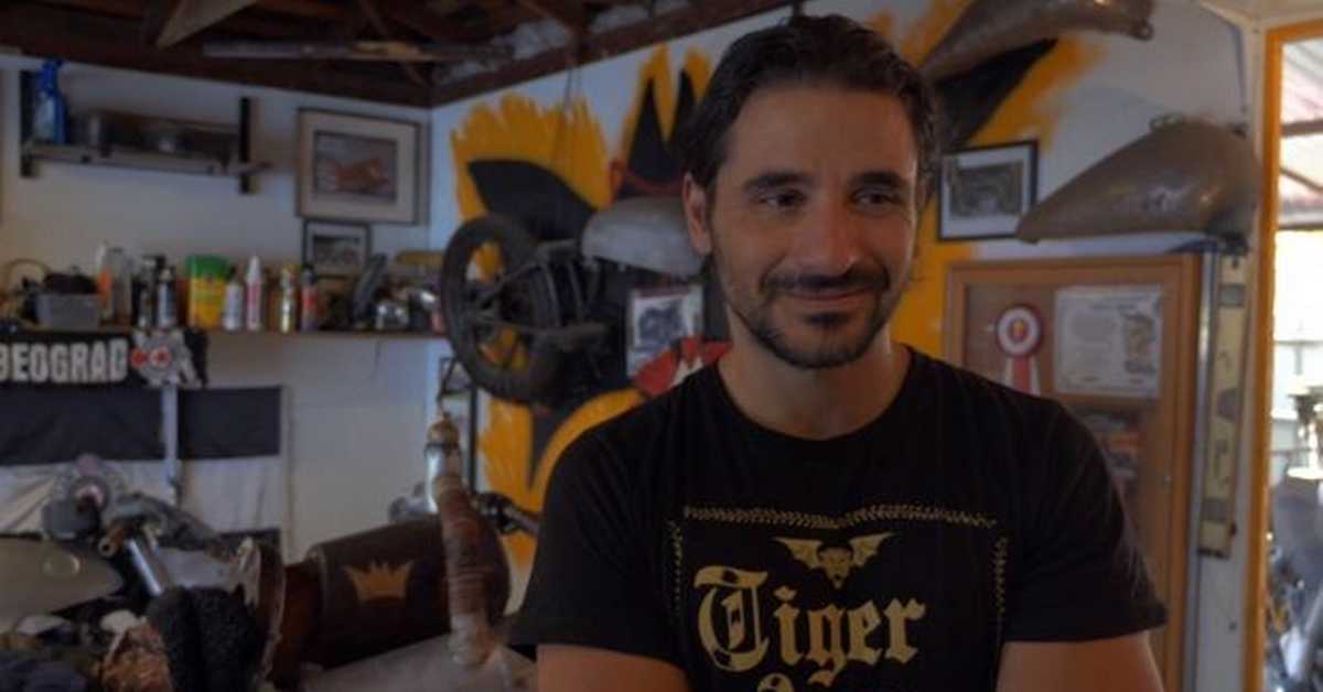 Ево стојим ту 