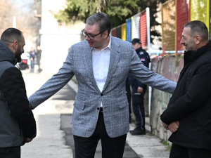 Вучић са родитељима троје младих убијених у Дубони и Малом Орашју 