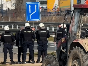 Ухапшен активиста Златко Кокановић, осумњичен да је трактором ударио полицајце