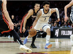 Кошаркаши Мемфиса Скоти Пипен и Санти Алдама ван терена до краја сезоне