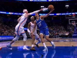 Блокада патиком, па техничка грешка - невиђено у НБА лиги