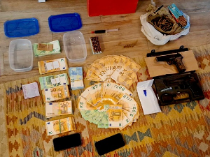 Хапшења због кријумчарења више од тоне дроге – заплењен стан, луксузни аутомобили и новац