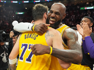Дончићевих 60 и Џејмсов рекорд за осму победу Лејкерса у низу
