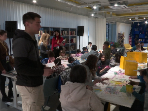 Сликари, дизајнери, добри људи... Уметници и поклони за децу Звечанске