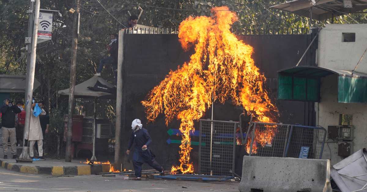 Амерички званичници: Маринци пуцали на демонстранте током упада у конзулат у Карачију
