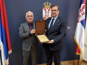 Милорад Арлов уручио плакету Владимиру Кокановићу за допринос повезивању Срба са КиМ и Српске