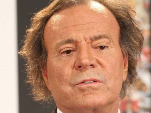 Одбачена тужба против Хулија Иглесијаса, певач тужи новинаре због „намештаљке са глумицама“