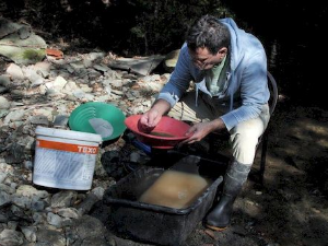 Човек и камен: Злато испирање