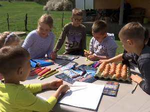 Екипа РТС-а у улици у Жичи у којој одраста чак двадесет четворо малишана