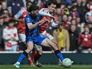 Арсенал се коцка са титулом - Петровићев Борнмут победио 