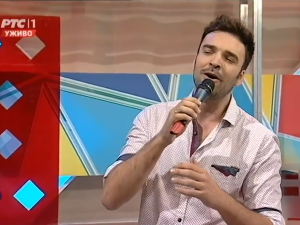 Глумци певају