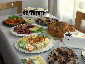 Кад „очи једу“ више од стомака – како да не упаднемо у калоријски шок за празничном трпезом