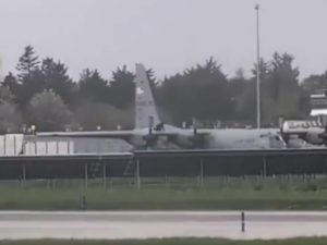 Ирска: Мушкарац се попео на амерички војни авион и оштетио га