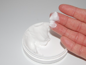 Утицај козметичких препарата за тело код девојчица - где је граница између здраве навике и штетног утицаја?