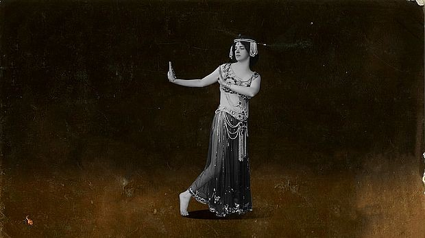 Документарне фусноте-Играчица у кавезу