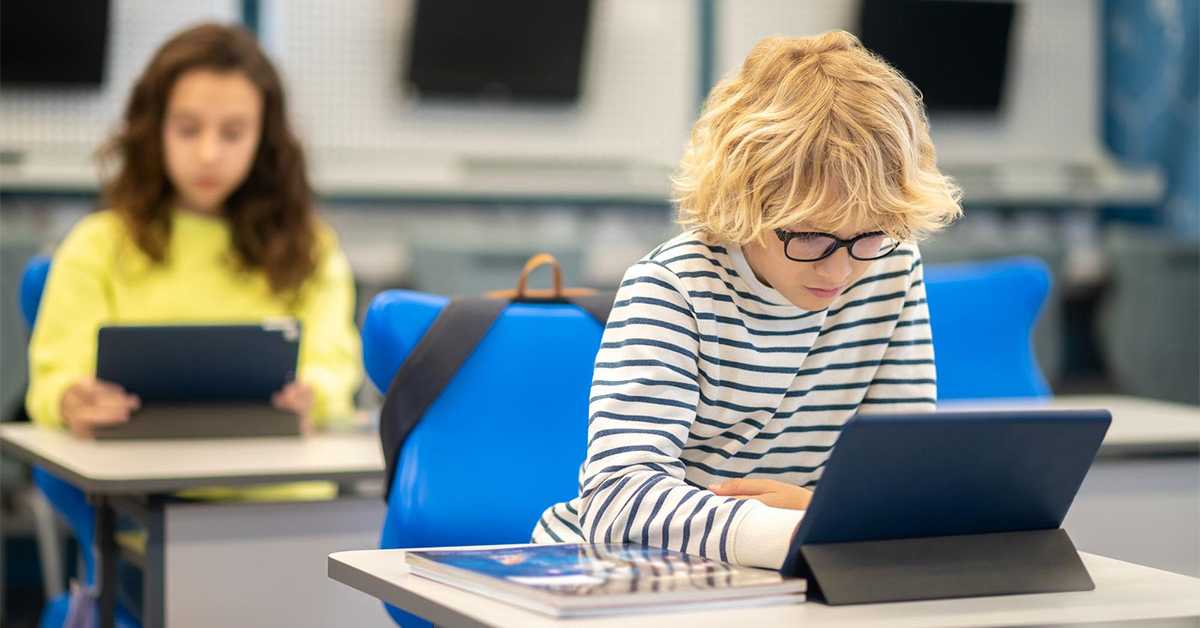 Шведска гаси екране у учионицама – повратак књигама, папиру и оловци подигао прашину у јавности