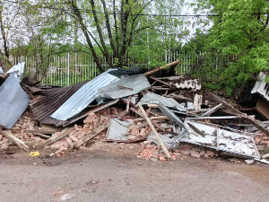 Порушене гараже у Северном делу Косовске Митровице чији су власници Срби