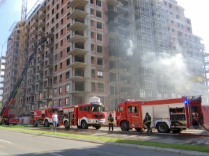 Угашен пожар у вишеспратници на Чукаричкој падини