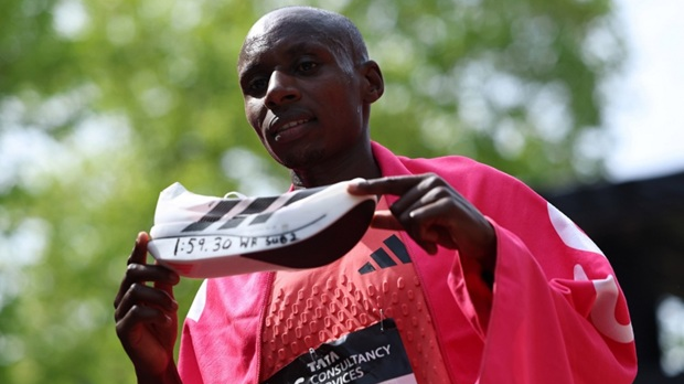 Саве у Лондону учинио немогуће - први у историји истрчао маратон за мање од два сата