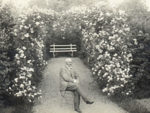 Оскрнављена биста Сретена Аџића у Јагодини