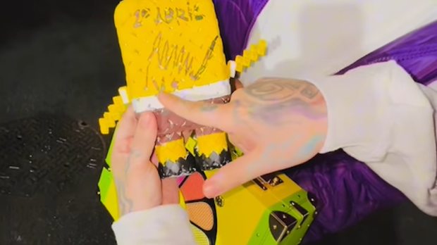 Сунђер Боб Коцкалоне са потписом председника – Мадуро дели аутограме у затвору?