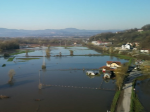 После великих падавина и изливања река, Западна Морава се вратила у корито у Лучанима, санира се штета на путевима у Ивањици