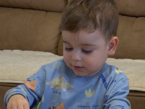 Да Урош чује рођенданску песмицу – прикупља се новац за лечење трогодишњег дечака