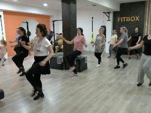 Како изгледа вежбање које спаја коло и чучњеве