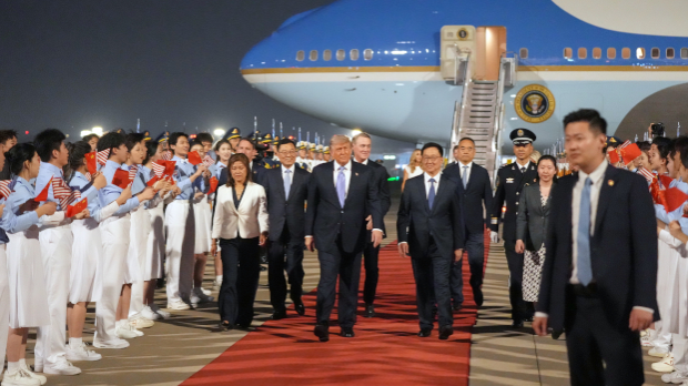 Трамп стигао у Пекинг, свечани дочек на аеродрому