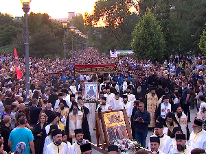 Литија са Појасом Пресвете Богородице на челу стигла до Храма Светог Саве, служен молебан