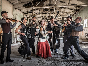 Barcelona Gipsy Balkan Оrchestra, 1. део